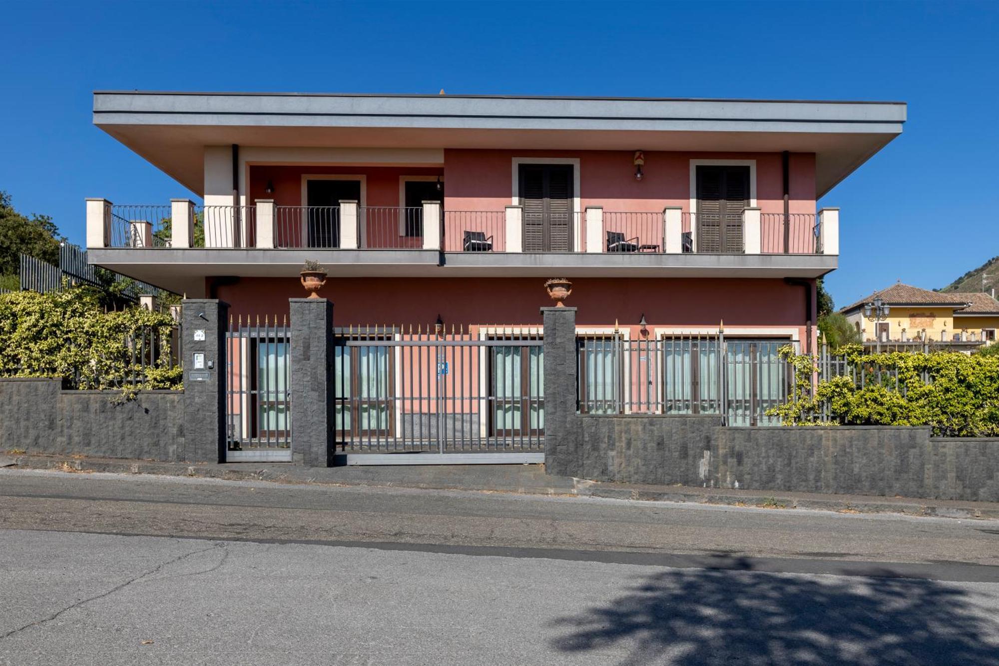 Lodge Vulcano, Tra L'etna E Il Mare