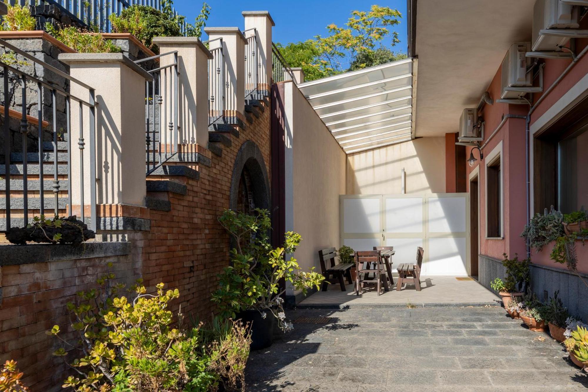 Lodge Vulcano, Tra L'etna E Il Mare